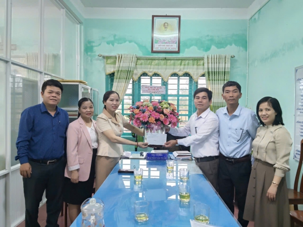 Lãnh đạo Đảng ủy, UBND, UBMTTQ Việt Nam xã Tam Mỹ đến thăm, tặng hoa và quà nhân ngày 20/11