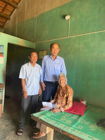 CHI BỘ TRƯỜNG THCS LÊ VĂN TÂM THĂM, TẶNG QUÀ CÁC HỘ NGHÈO, CẬN NGHÈO TRÊN ĐỊA BÀN XÃ TAM MỸ